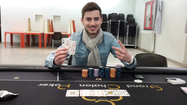 V comme victoire ou flip off ?